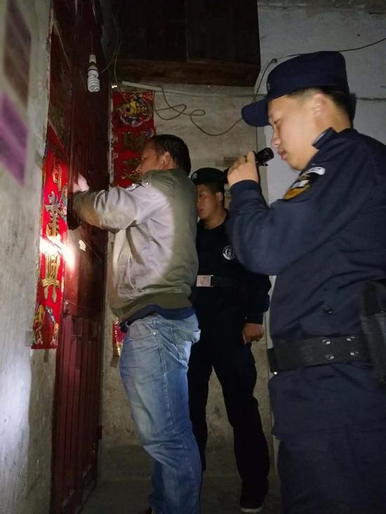 迪庆粗心妈妈误将幼女锁家中 民警全城寻开锁师傅开门