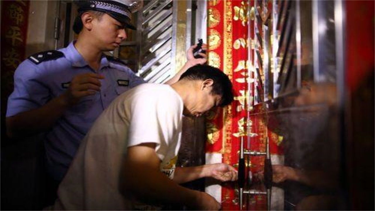 迪庆请开锁师傅开了锁后，师傅为什么一般都不进门，就算主人请也不进去？